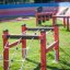 Rød børneklatrestativ Netbro i en legeplads.