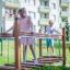 Børn leger på Balancebro legeudstyr i en park.
