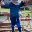 Lille dreng klatrer på legepladsstige i Balancebro udstyr.