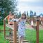 Børn leger på Balancebro legepladsudstyr i en park