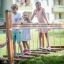 Børn leger på Balancebro i parken
